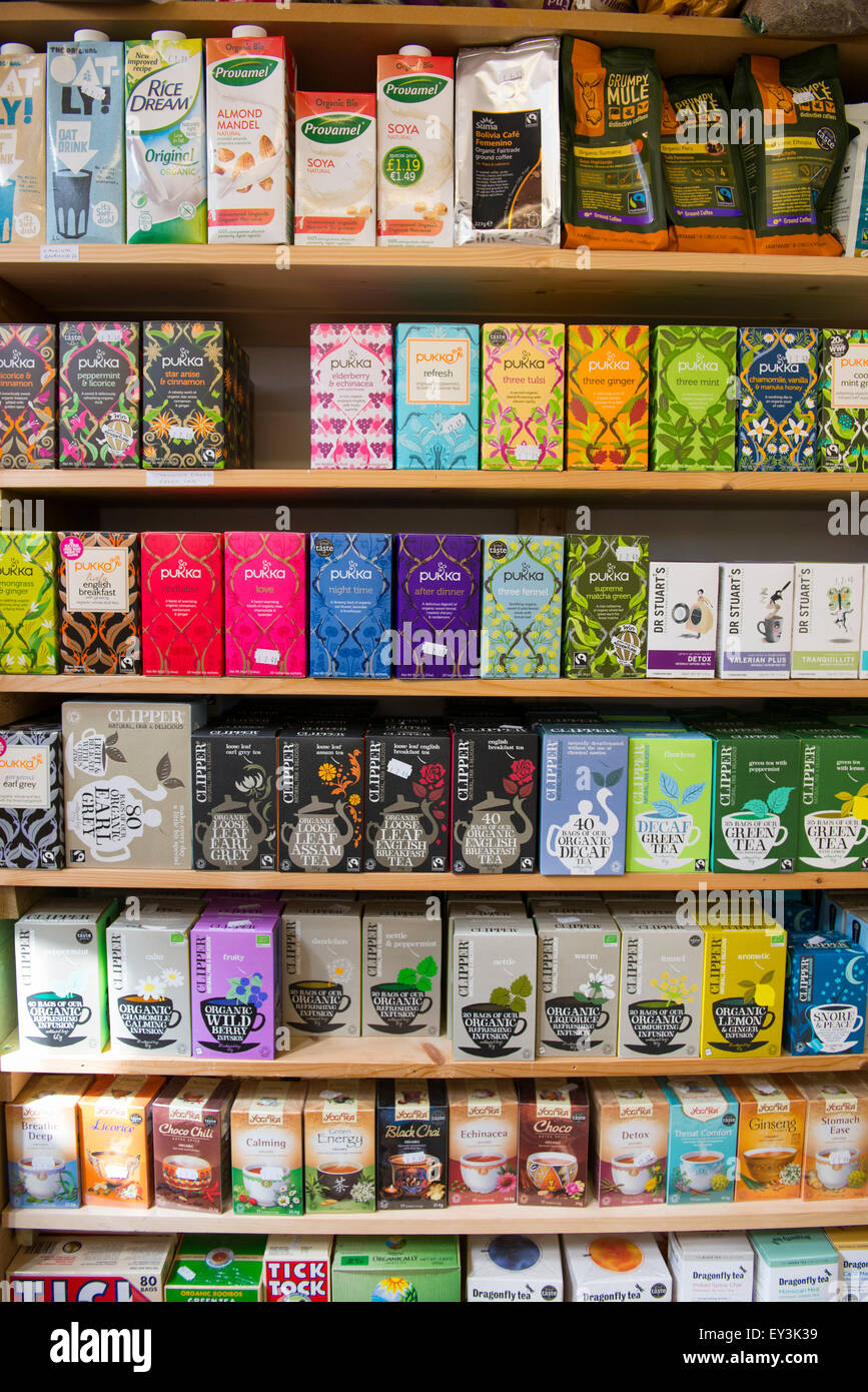 Auswahl an Tees und Aufgüsse auf einem Regal in einem Vollwert-Shop in Shrewsbury, Shropshire, England. Stockfoto