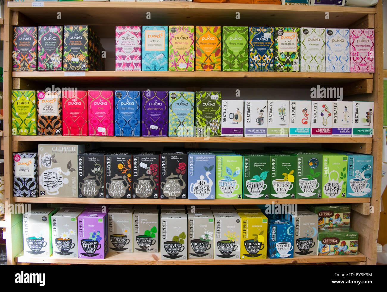 Auswahl an Tees und Aufgüsse auf einem Regal in einem Vollwert-Shop in Shrewsbury, Shropshire, England. Stockfoto