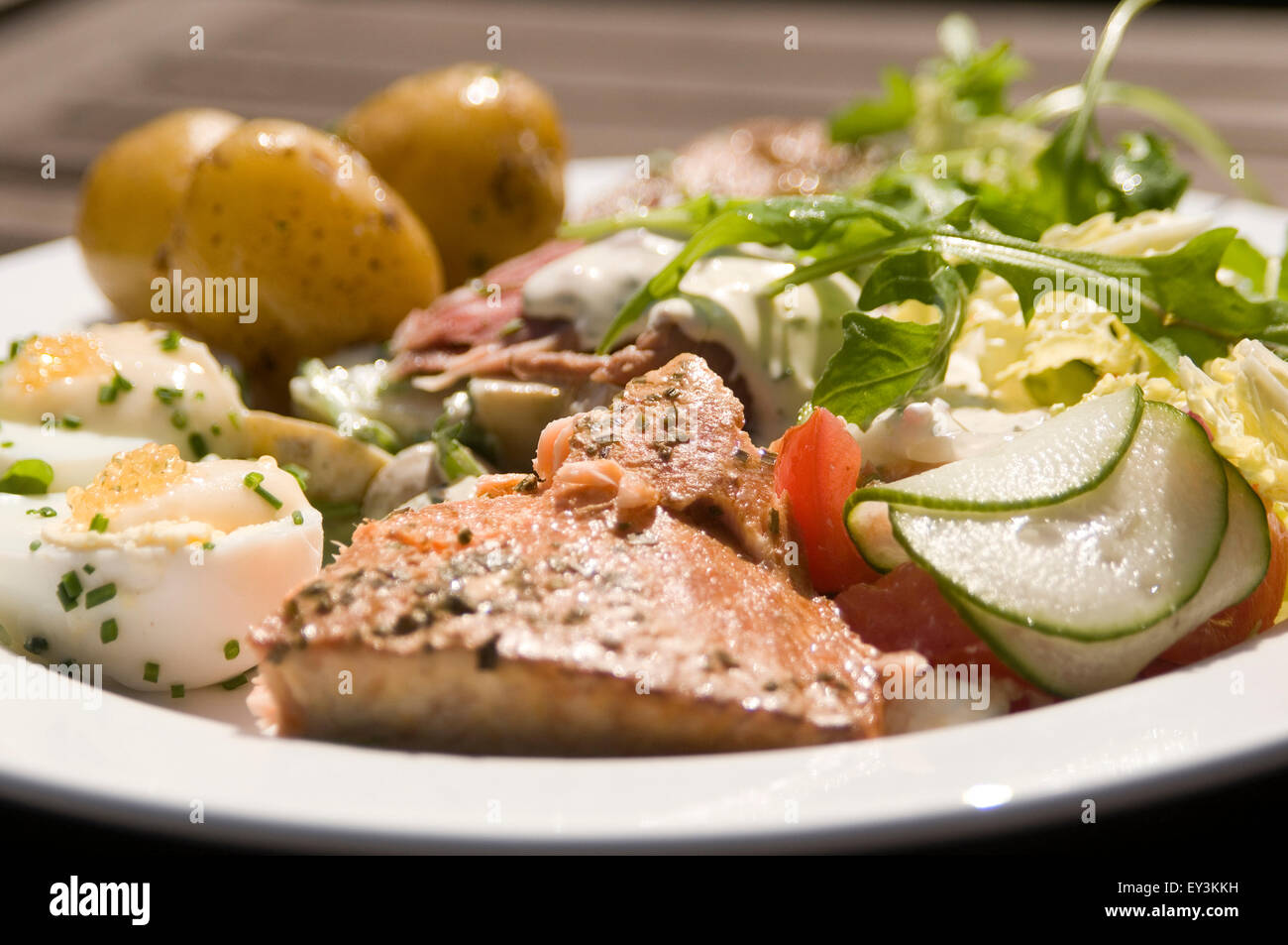 Skandinavische Diät schwedische Schweden Essen Mahlzeit Diäten Rauch Fischöl Lachs gekochtes Ei Eiern Kartoffeln frische gesunde Lebensmittel super Öle s Stockfoto