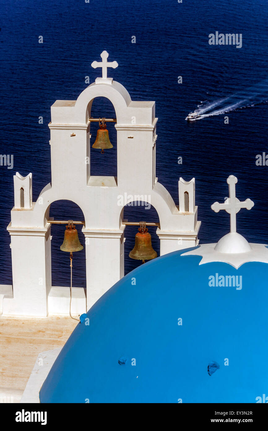 Santorini blaue Kuppel und Glockenturm, berühmte Agioi Theodori Kirche in Firostefani Santorini Griechenland Boot Meer Stockfoto