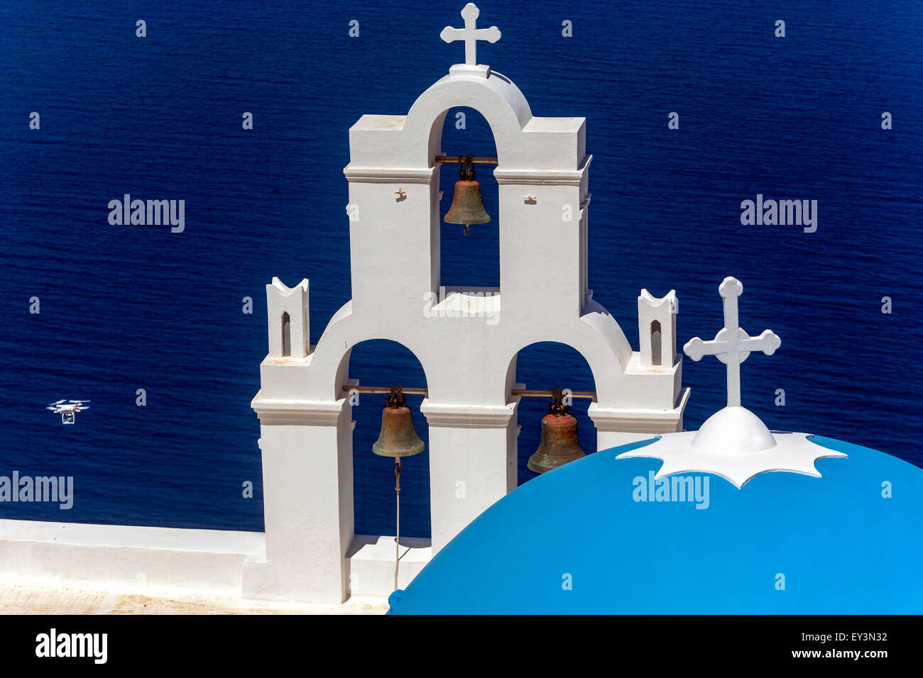 Blaue Kuppel und Glockenturm, berühmte Agioi Theodori Kirche in Firostefani, Santorin, Kykladen, Ägäis, Griechenland Stockfoto