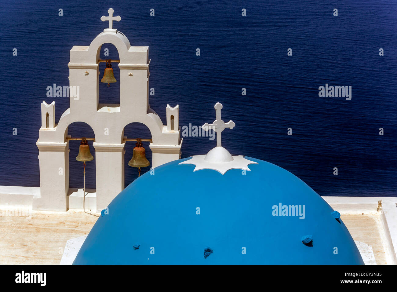 Blaue Kuppel und Glockenturm, berühmte Agioi Theodori Kirche in Firostefani, Santorin, Kykladen, Ägäis, Griechenland Stockfoto