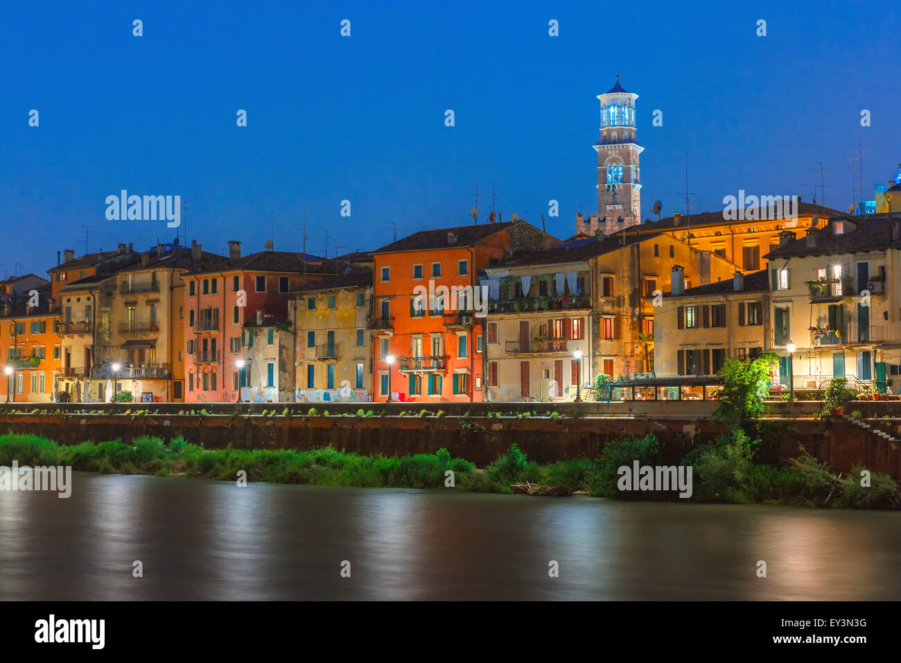 Ufer der Etsch in Verona, Italien Stockfoto
