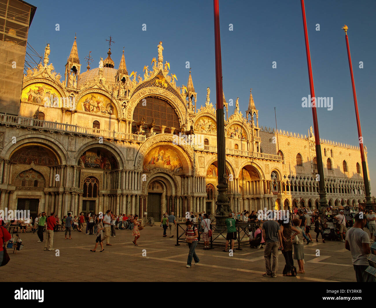 Warme Licht der untergehenden Sonne auf den Markusdom in Markusplatz entfernt bei Sonnenuntergang. Venedig. Italien. Stockfoto