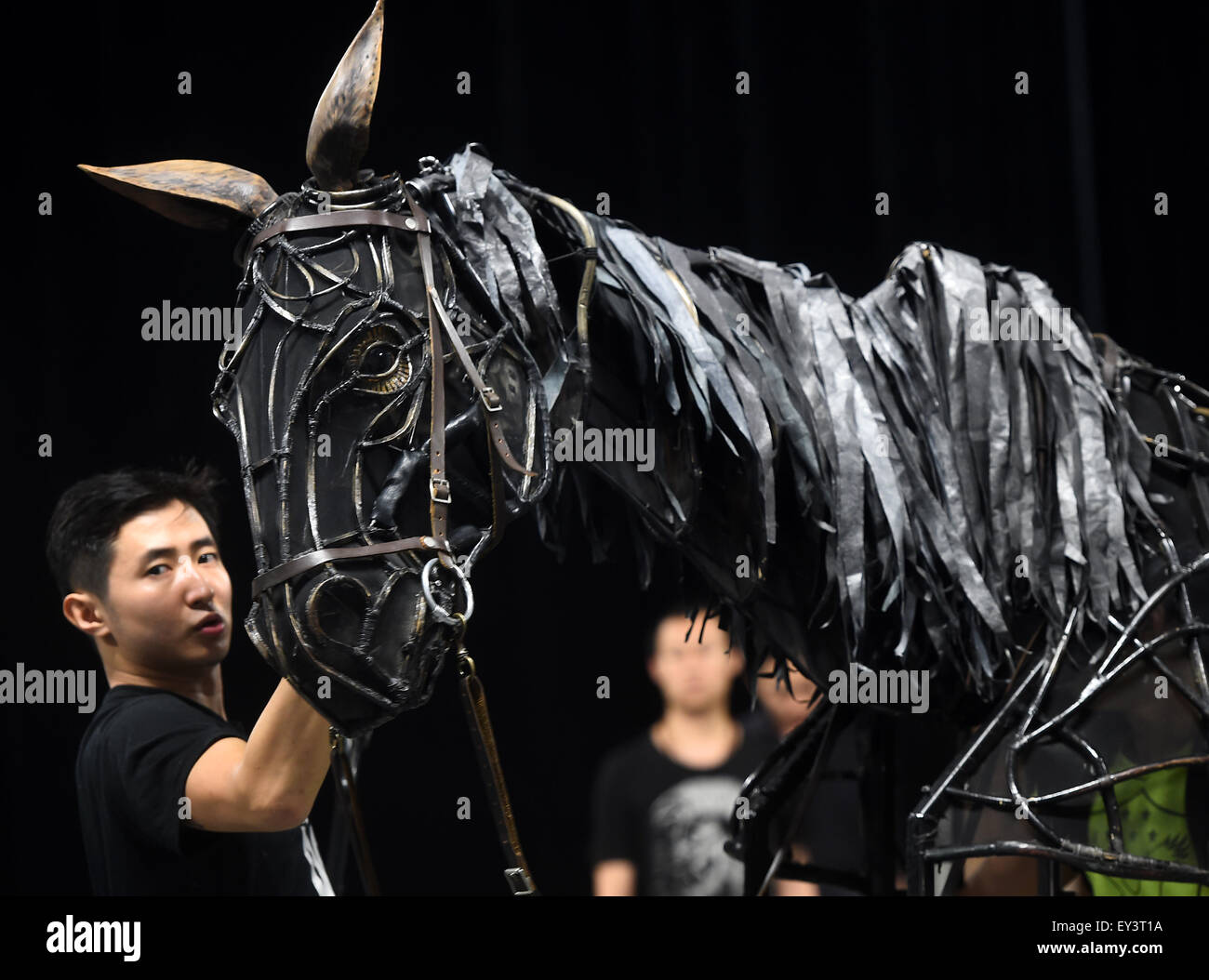 Beijing, Juli 21. 4. Sep, 2015. Schauspieler Proben die chinesische Version des englischen Drama War Horse am National Theater Company of China in Peking, Hauptstadt von China, 21. Juli 2015. 4. September 2015 werden auf der Bühne am National Theater Company of China chinesische Version von War Horse. © Jin Liangkuai/Xinhua/Alamy Live-Nachrichten Stockfoto