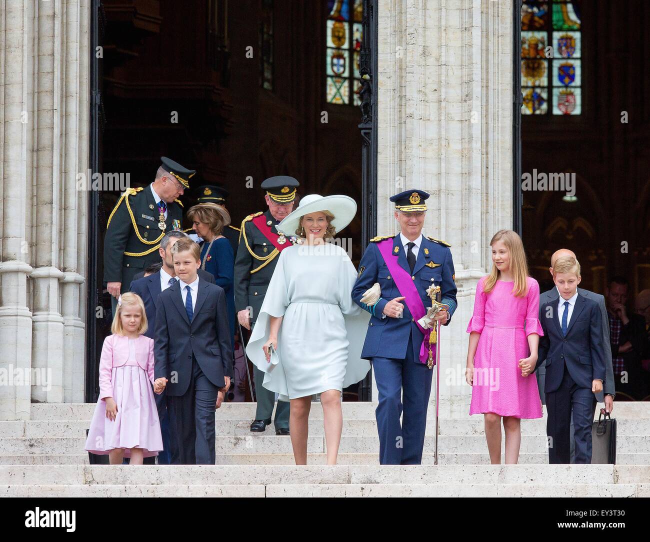 Brüssel, Belgien. 21. Juli 2015. (L-R) Prinzessin Eleonore, Prinz Gabriel, Königin Mathilde von Belgien, König Philippe von Belgien, Prinzessin Elisabeth und Prinz Emmanuel Spaziergang zusammen nach der Te-Deum-Messe in der Kathedrale St. Michael und St. Gudula in Brüssel, 21. Juli 2015. Die Messe fand zum Gedenken an die verstorbenen Mitglieder der königlichen Familie. Bildnachweis: Dpa picture Alliance/Alamy Live News Stockfoto