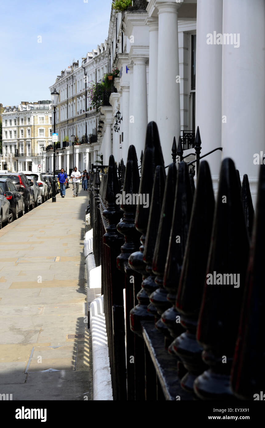 Schwarzes Eisen Geländer außerhalb Londoner Stadthäusern in Earls Court Stockfoto