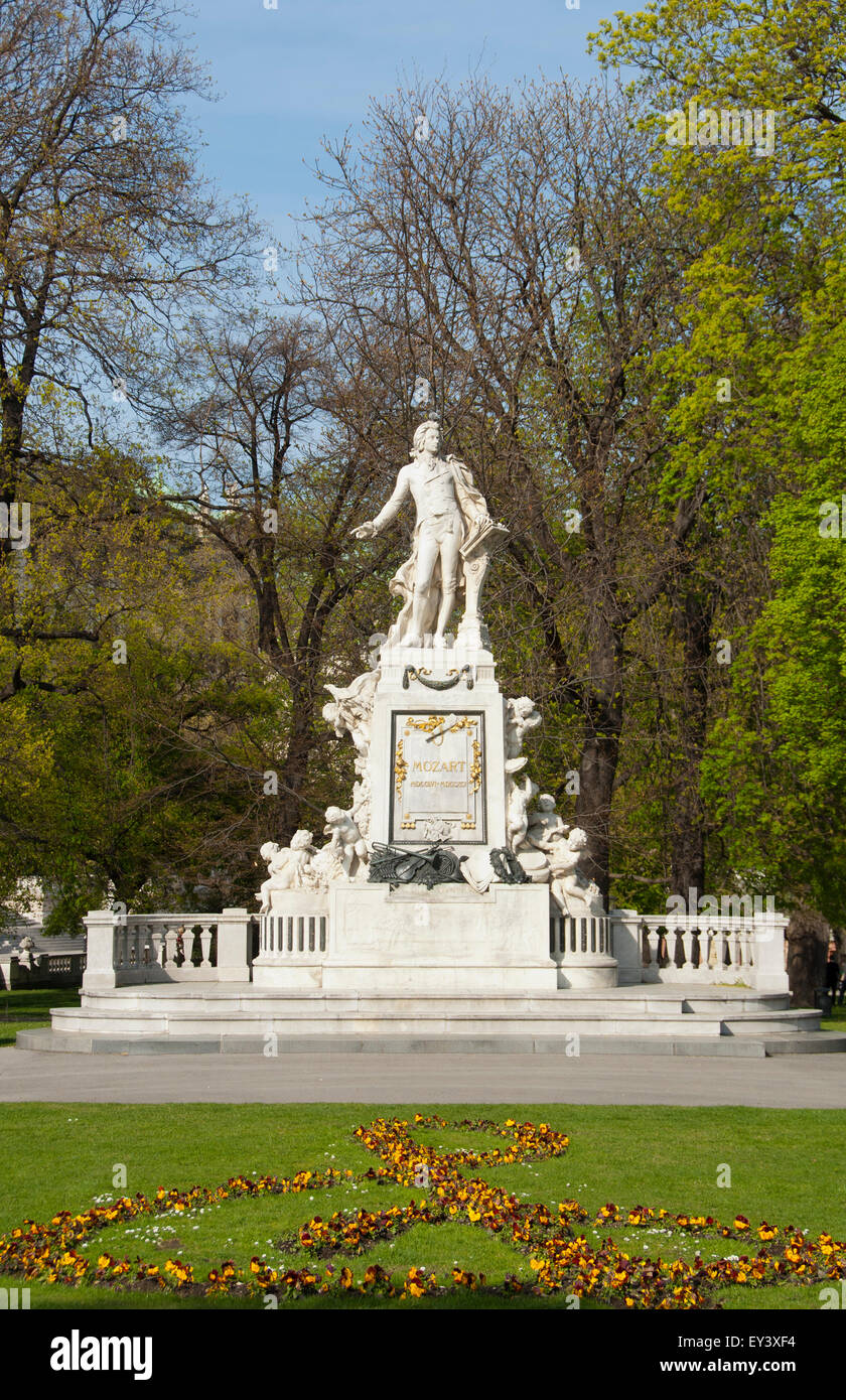 Mozart-Statue, Wien, Österreich in den Burggarten-Gärten. Musiknote in Blumen Stockfoto