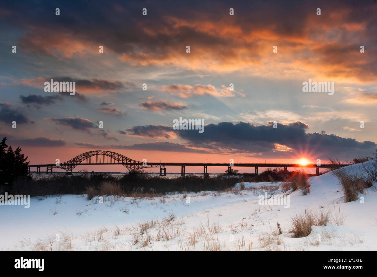 Winter-Sonnenuntergang über dem Robert Moses Causeway in New York. Stockfoto