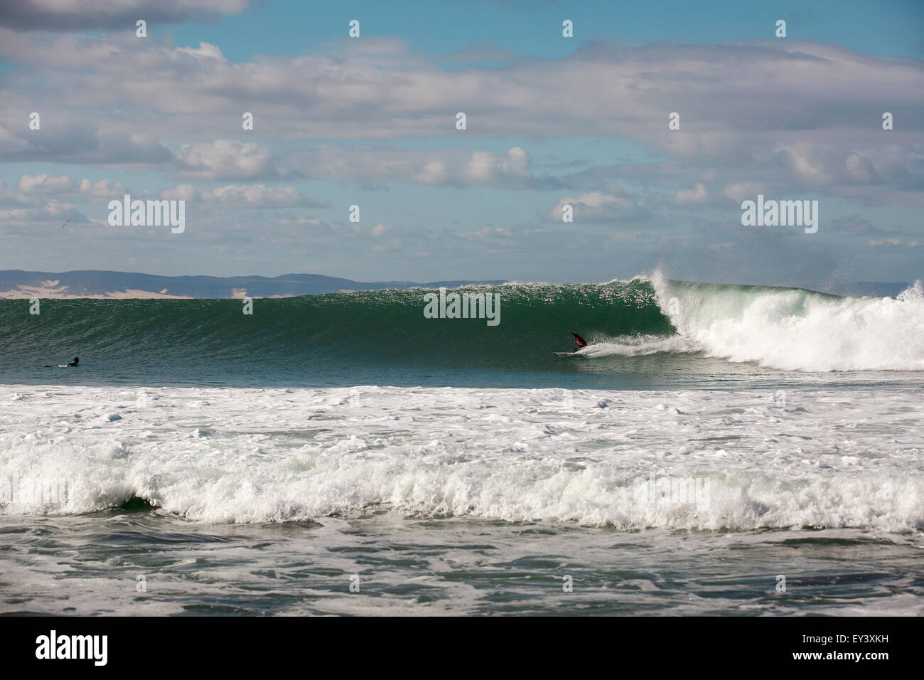 Professioneller Surfer, der während der JBay Open 2015 in Jeffreys Bay, Südafrika, in einer Hitze konkurriert Stockfoto