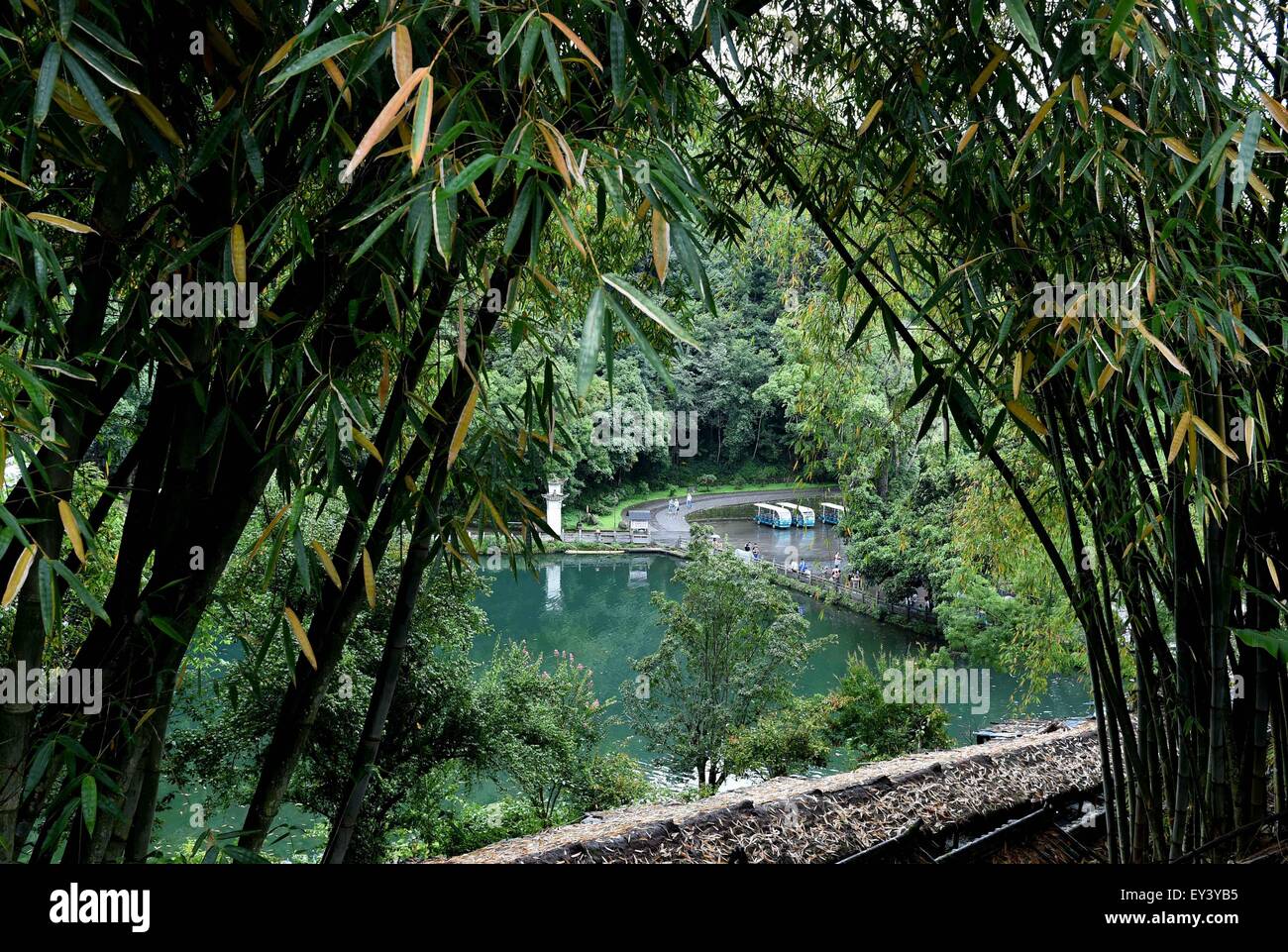 (150721)--TENGCHONG, 21. Juli 2015 (Xinhua)--Foto am 20. Juli 2015 zeigt die Landschaft in Heshun Township von Tengchong County, Südwesten der chinesischen Provinz Yunnan. Heshun Township befindet sich im Westen der Provinz Yunnan, eine kleine alte Stadt mit angenehmem Klima und ruhiger Umgebung. Klein, wie es ist, die Stadt ist ein bezaubernder Ort in vielerlei Hinsicht. Achtzig Prozent der Bevölkerung wird zurückgegeben, Übersee Chinesisch oder Familien von Überseechinesen. Es war eine wichtige Station auf der alten "South Seidenstraße" wo trafen sich die chinesische Kultur mit derjenigen der Südost-Asien und dem Westen. Es Stockfoto