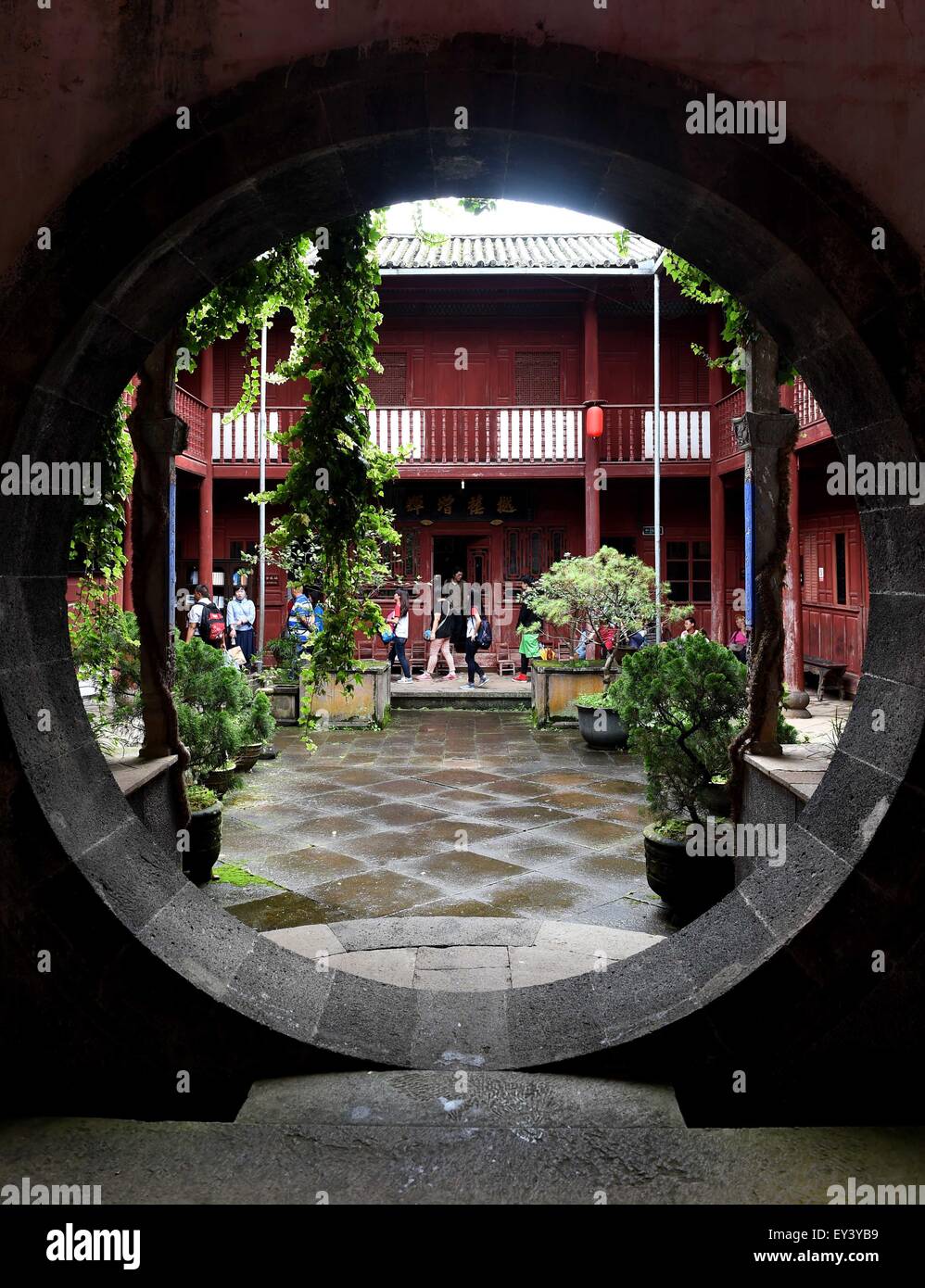 (150721)--TENGCHONG, 21. Juli 2015 (Xinhua)--Menschen besuchen die ehemalige Residenz des Ai Siqi, einem späten renommierten chinesischen Philosophen und Denker, in Heshun Township von Tengchong County, Südwesten der chinesischen Provinz Yunnan, 20. Juli 2015. Heshun Township befindet sich im Westen der Provinz Yunnan, eine kleine alte Stadt mit angenehmem Klima und ruhiger Umgebung. Klein, wie es ist, die Stadt ist ein bezaubernder Ort in vielerlei Hinsicht. Achtzig Prozent der Bevölkerung wird zurückgegeben, Übersee Chinesisch oder Familien von Überseechinesen. Es war eine wichtige Station auf der alten "South Seidenstraße" wo die Chinesen Stockfoto