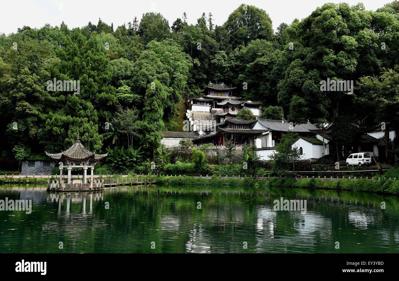 (150721)--TENGCHONG, 21. Juli 2015 (Xinhua)--Foto am 20. Juli 2015 zeigt die Landschaft in Heshun Township von Tengchong County, Südwesten der chinesischen Provinz Yunnan. Heshun Township befindet sich im Westen der Provinz Yunnan, eine kleine alte Stadt mit angenehmem Klima und ruhiger Umgebung. Klein, wie es ist, die Stadt ist ein bezaubernder Ort in vielerlei Hinsicht. Achtzig Prozent der Bevölkerung wird zurückgegeben, Übersee Chinesisch oder Familien von Überseechinesen. Es war eine wichtige Station auf der alten "South Seidenstraße" wo trafen sich die chinesische Kultur mit derjenigen der Südost-Asien und dem Westen. Es Stockfoto