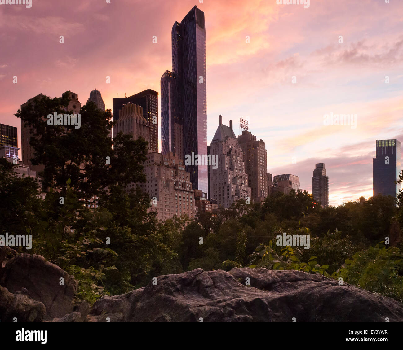 Skyline von Midtown Manhattan in der Dämmerung, dominiert das One57 Hochhaus und das Essex House Hotel am Central Park South. Stockfoto