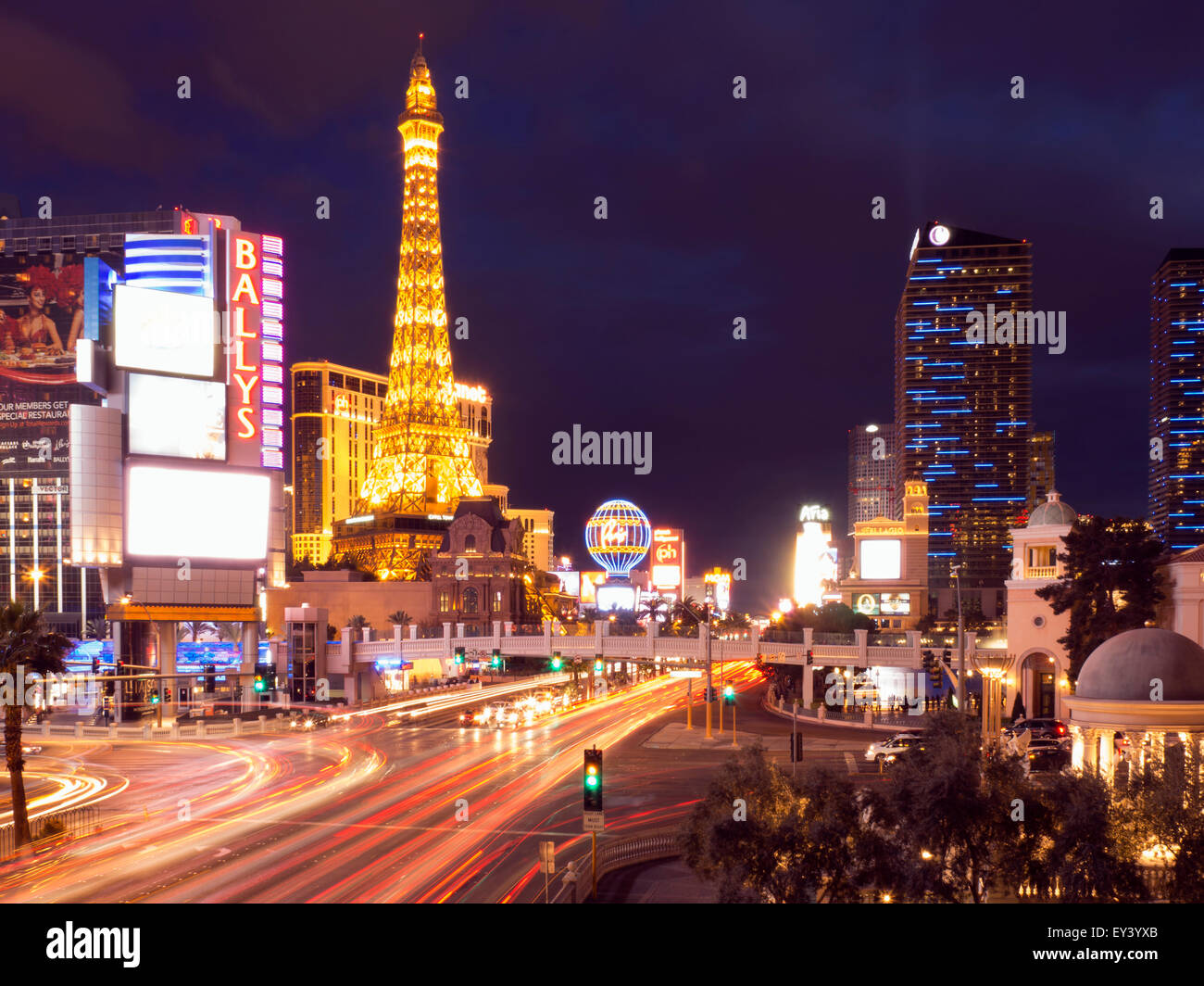 Blick entlang des Strip in Las Vegas bei Nacht, mit den beleuchteten Paris Las Vegas Hotel &amp; Casino im Hintergrund. Stockfoto