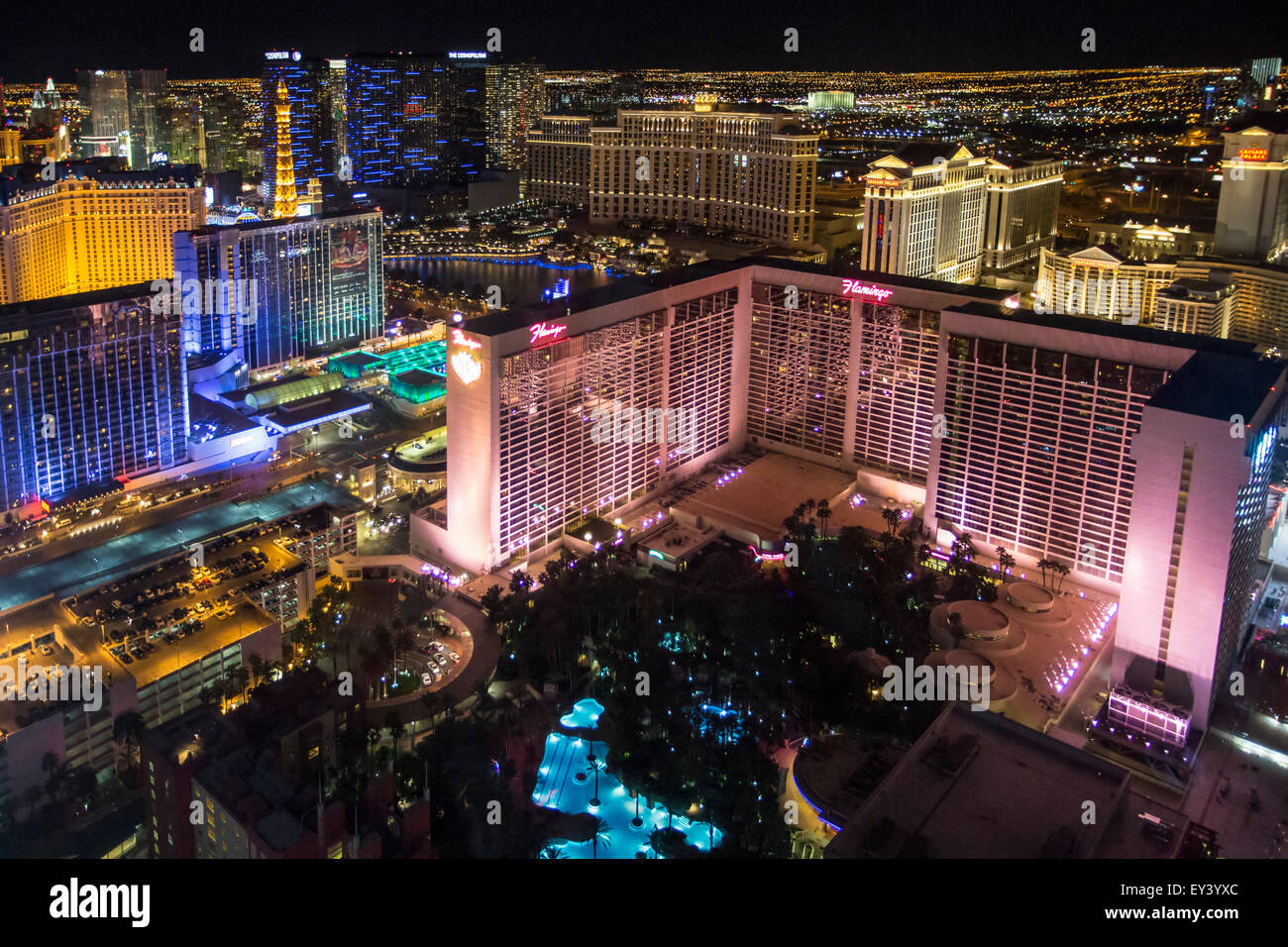 Vogelperspektive Blick auf Las Vegas in der Nacht mit dem beleuchteten Flamingo Hotel und Casino im Vordergrund. Stockfoto