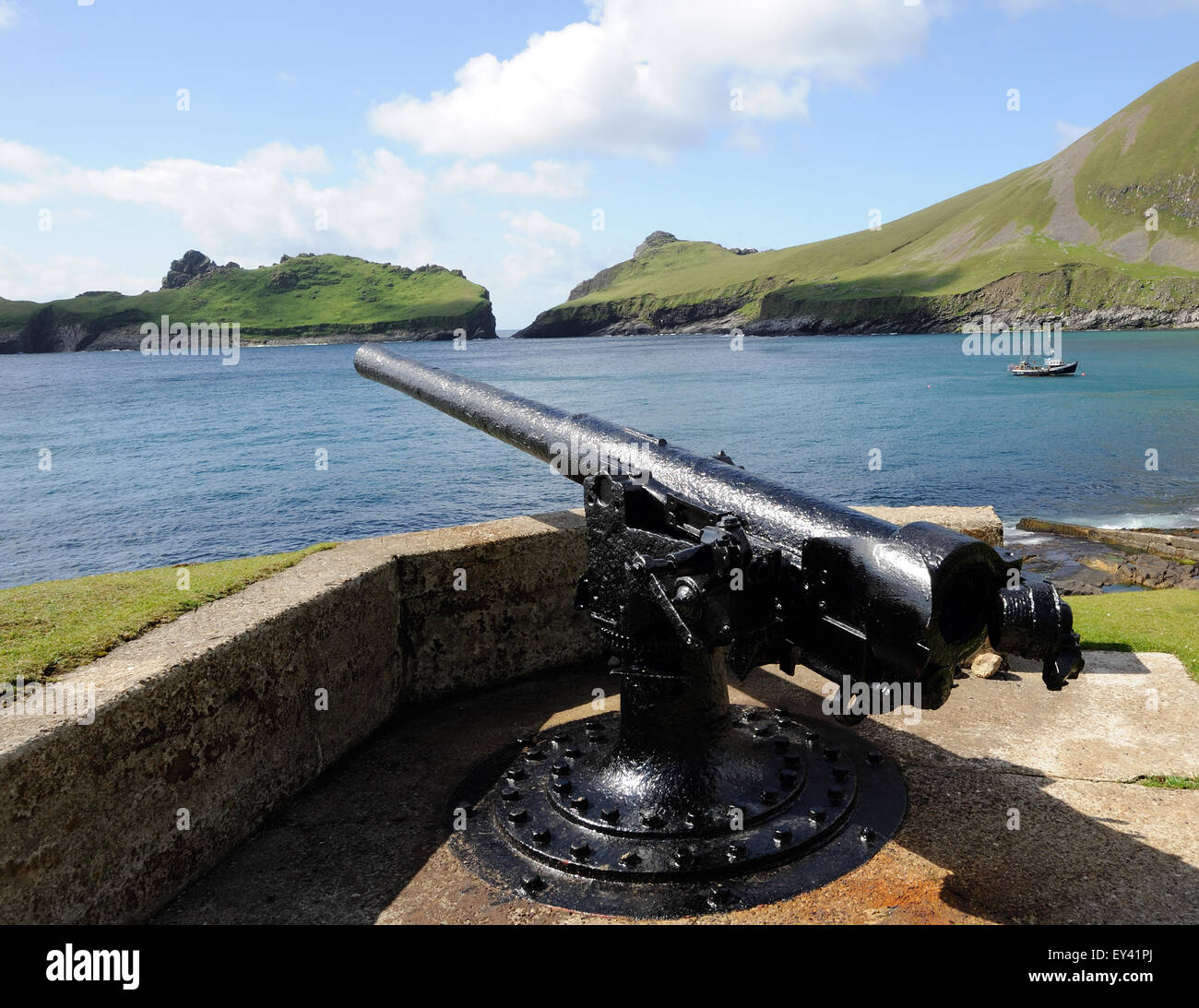 Eine erste Weltkrieg Pistole mit Blick auf Dorf Bucht mit der Insel Dun und den südlichsten Punkt von Hirta im Hintergrund. Stockfoto