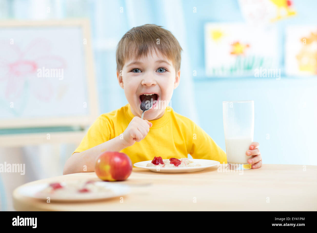fröhliches Kind gesunder Ernährung zu Hause oder im kindergarten Stockfoto