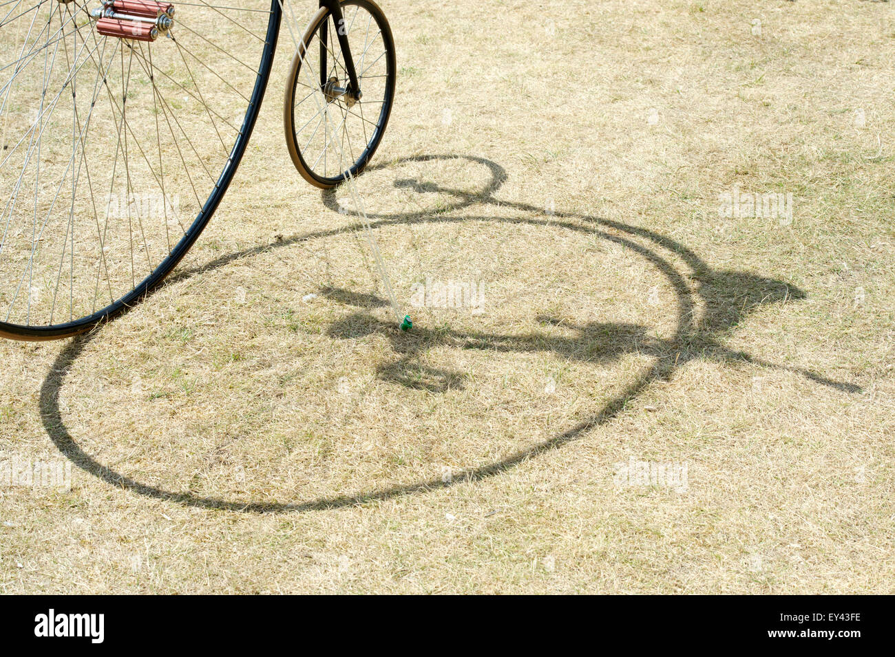 Hochrad Fahrrad und Schatten abstrakt Stockfoto