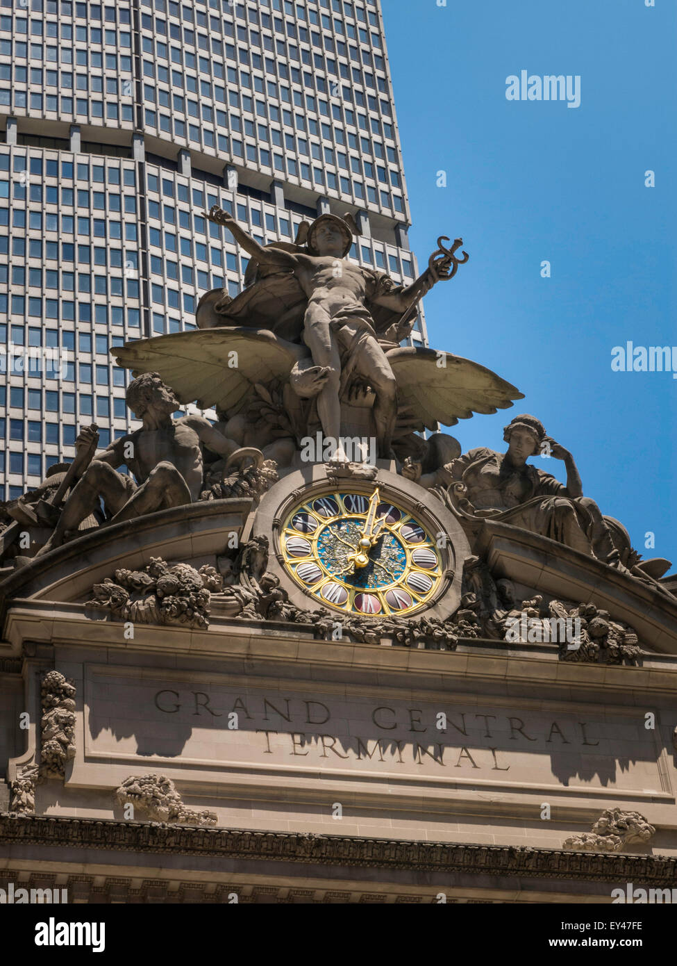 An der Fassade des Grand Central Terminals befinden sich eine Transportskulptur und eine Tiffany-Glasuhr, New York City, USA Stockfoto