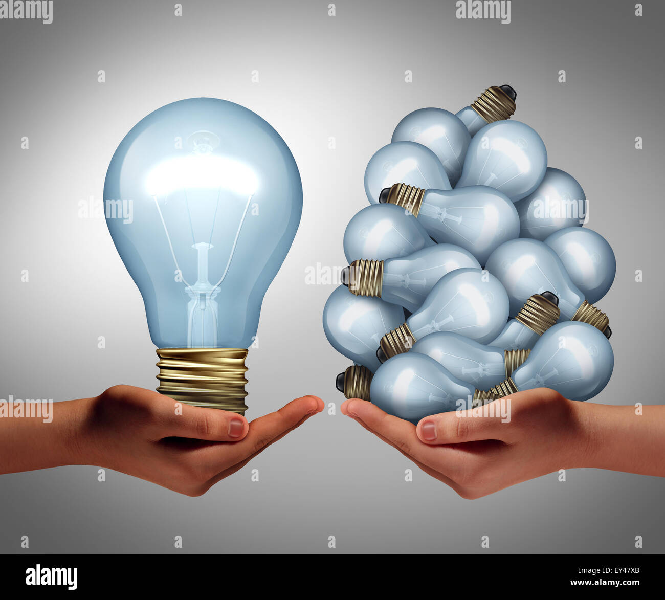 Große Idee Konzept als eine Hand, die eine große Glühbirne und ein anderes hält eine Gruppe von kleinen Lampen als Symbol für Kreativität Stockfoto