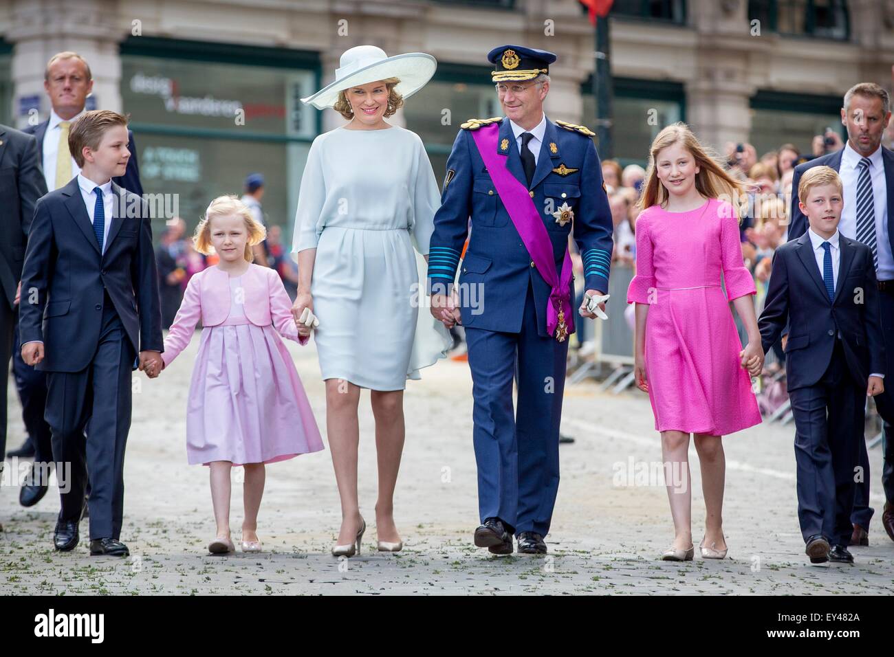 Brüssel, Belgien. 21. Juli 2015. (L-R) Prinz Gabriel, Prinzessin Eleonore, Königin Mathilde von Belgien, König Philippe von Belgien, Prinzessin Elisabeth und Prinz Emmanuel Spaziergang zusammen nach der Te-Deum-Messe in der Kathedrale St. Michael und St. Gudula in Brüssel, 21. Juli 2015. Die Messe fand zum Gedenken an die verstorbenen Mitglieder der königlichen Familie. Bildnachweis: Dpa picture Alliance/Alamy Live News Stockfoto