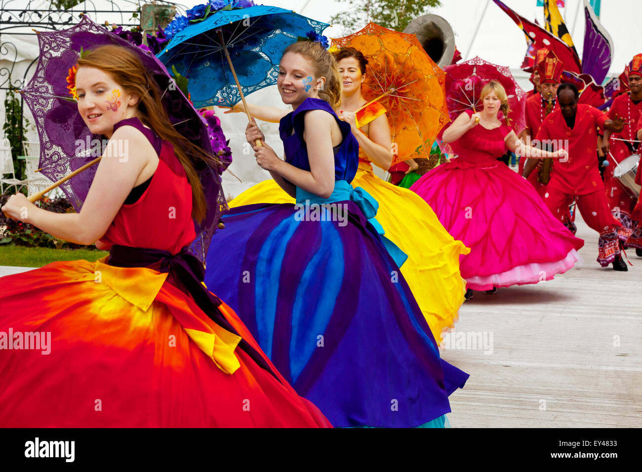Tatton Park, Cheshire, UK. 21. Juli 2015. Die RHS Flower Show an Tatton Park öffnet. Bunten Tänzer Parade durch die show Stockfoto