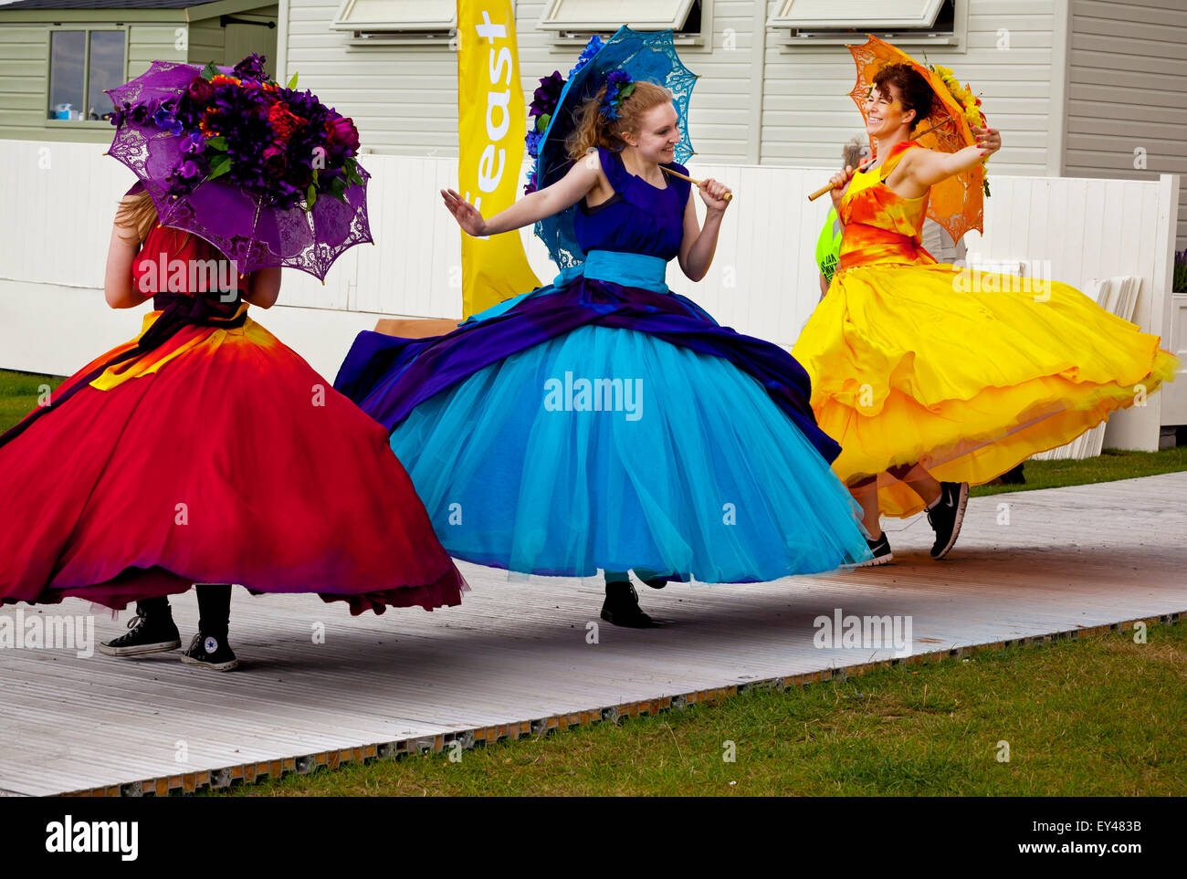 Tatton Park, Cheshire, UK. 21. Juli 2015. Die RHS Flower Show an Tatton Park öffnet. Bunten Tänzer Parade rund um die show Stockfoto