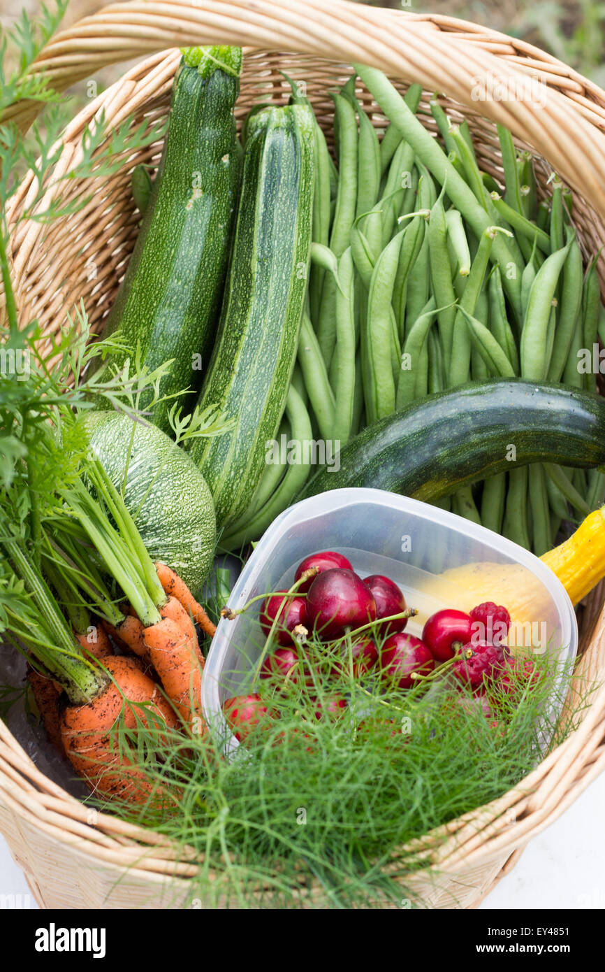 Obst und Gemüse in einem Weidenkorb Stockfoto