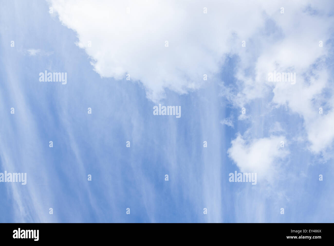 Lange Cirrus-Wolken-skyscape Stockfoto