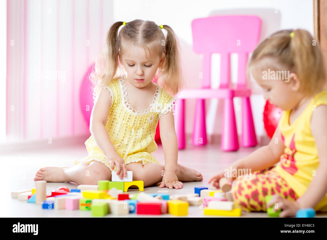 Kinder spielen im Kinderzimmer Stockfoto