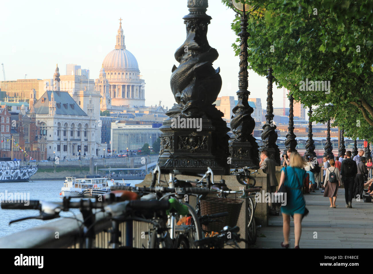 Menschen, die ein Spaziergang entlang der South Bank auf einen lauen Abend, St. Pauls Cathedral, in London, Großbritannien Stockfoto