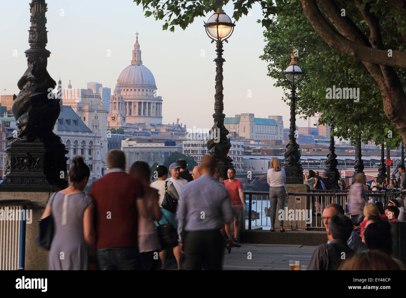 Menschen, die ein Spaziergang entlang der South Bank auf einen lauen Abend, St. Pauls Cathedral, in London, Großbritannien Stockfoto