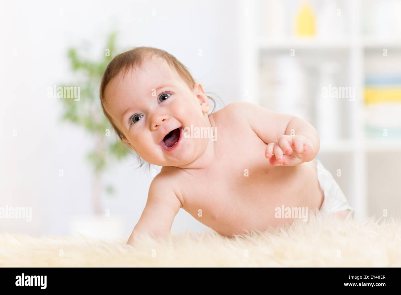 Baby krabbeln auf flauschigen Teppich zu Hause Stockfoto