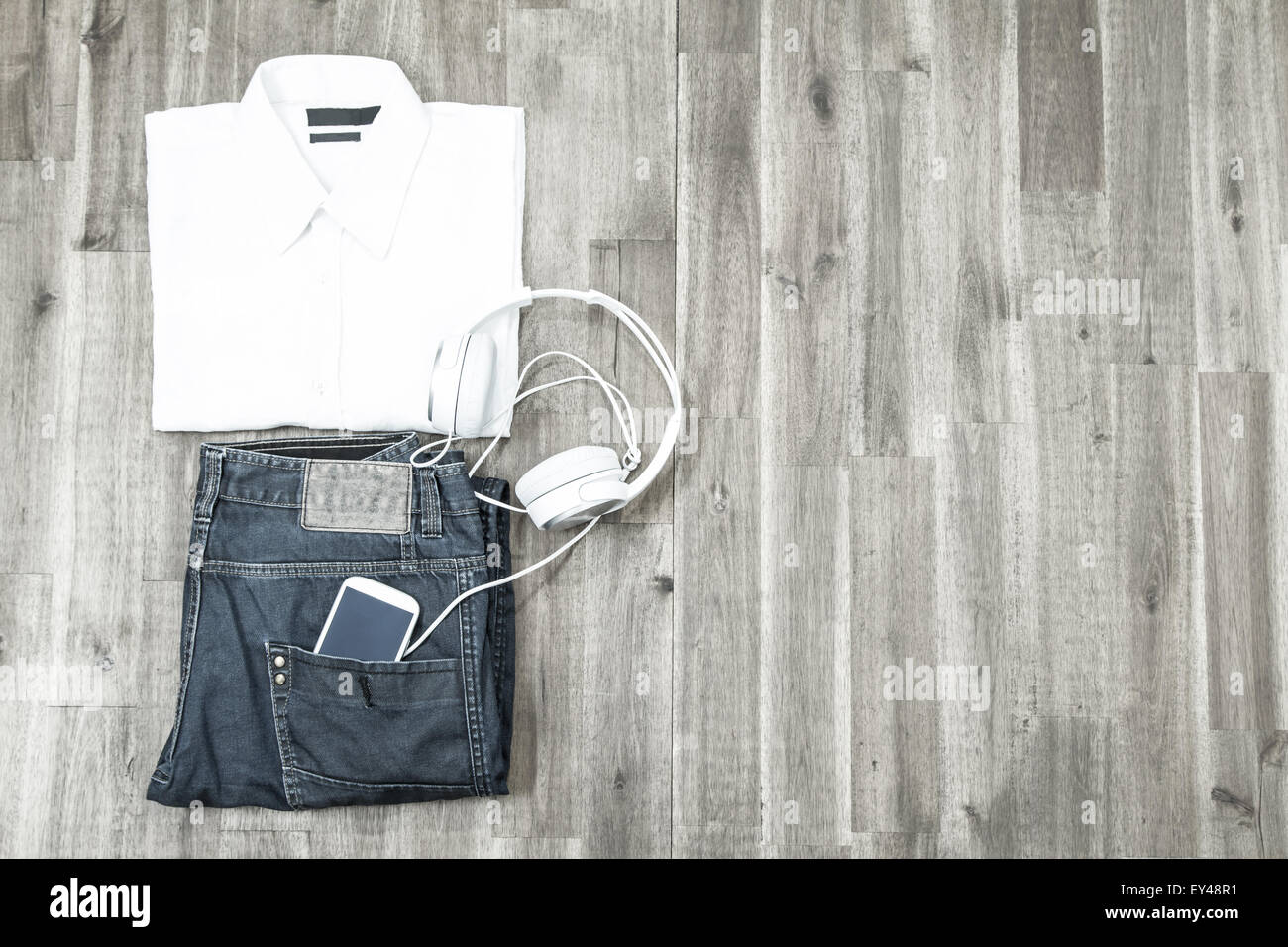 Informelle männlichen Outfit mit Handy und Kopfhörer, Hintergrund Stockfoto