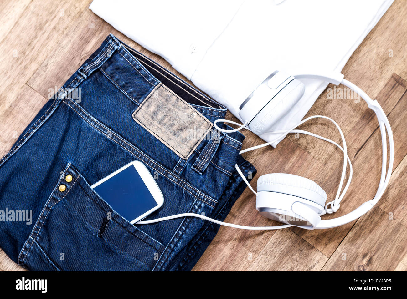 Informelle männlichen Outfit mit Handy und Kopfhörer, Hintergrund Stockfoto