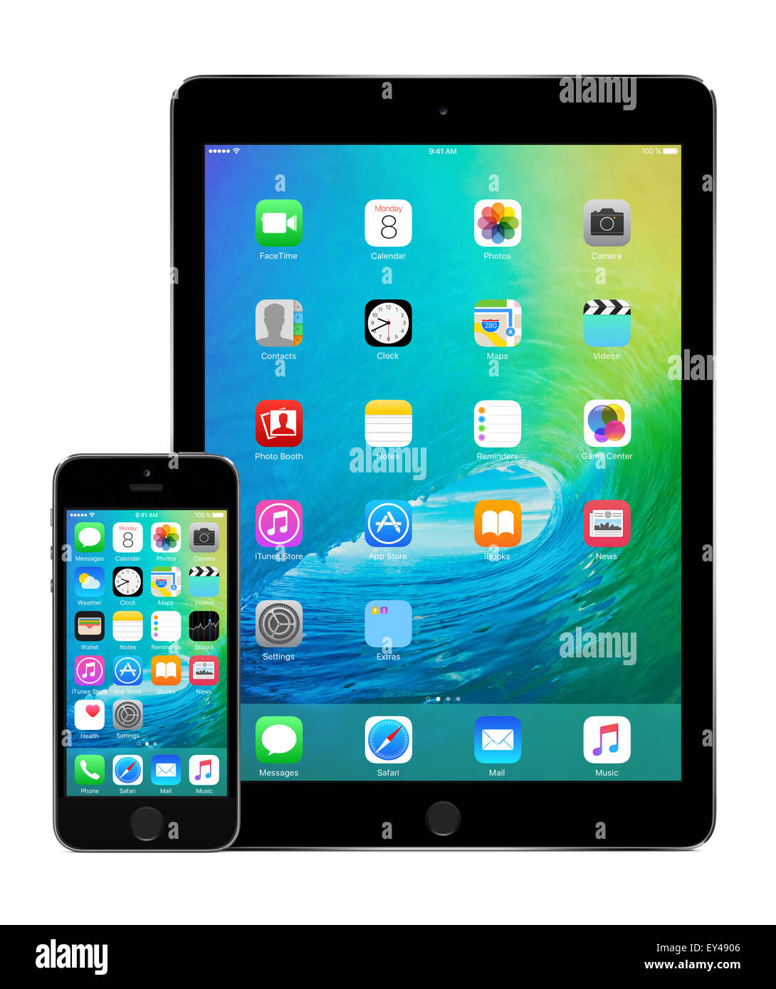 Vorderansicht des grauen Raum Apple iPad Air 2 und iPhone 5 s mit kündigte am WWDC 2015 iOS 9 auf den Displays von Apple Inc entworfen Stockfoto