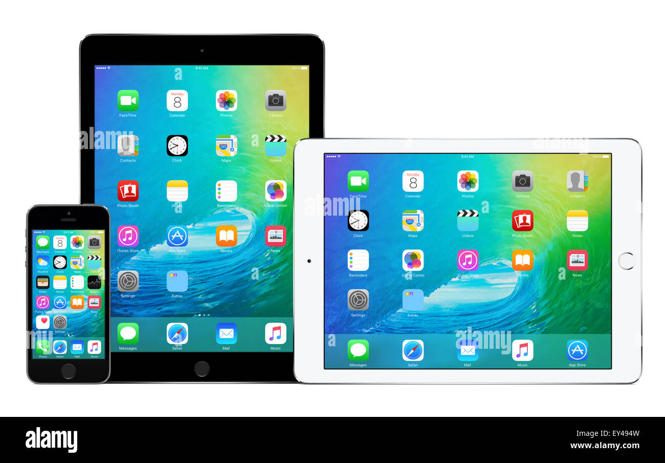 Apple iPhone 5 s und zwei Apple iPad Air 2 im hoch- und Querformat-Ausrichtung mit am WWDC 2015 iOS 9 auf den Displays angekündigt Stockfoto