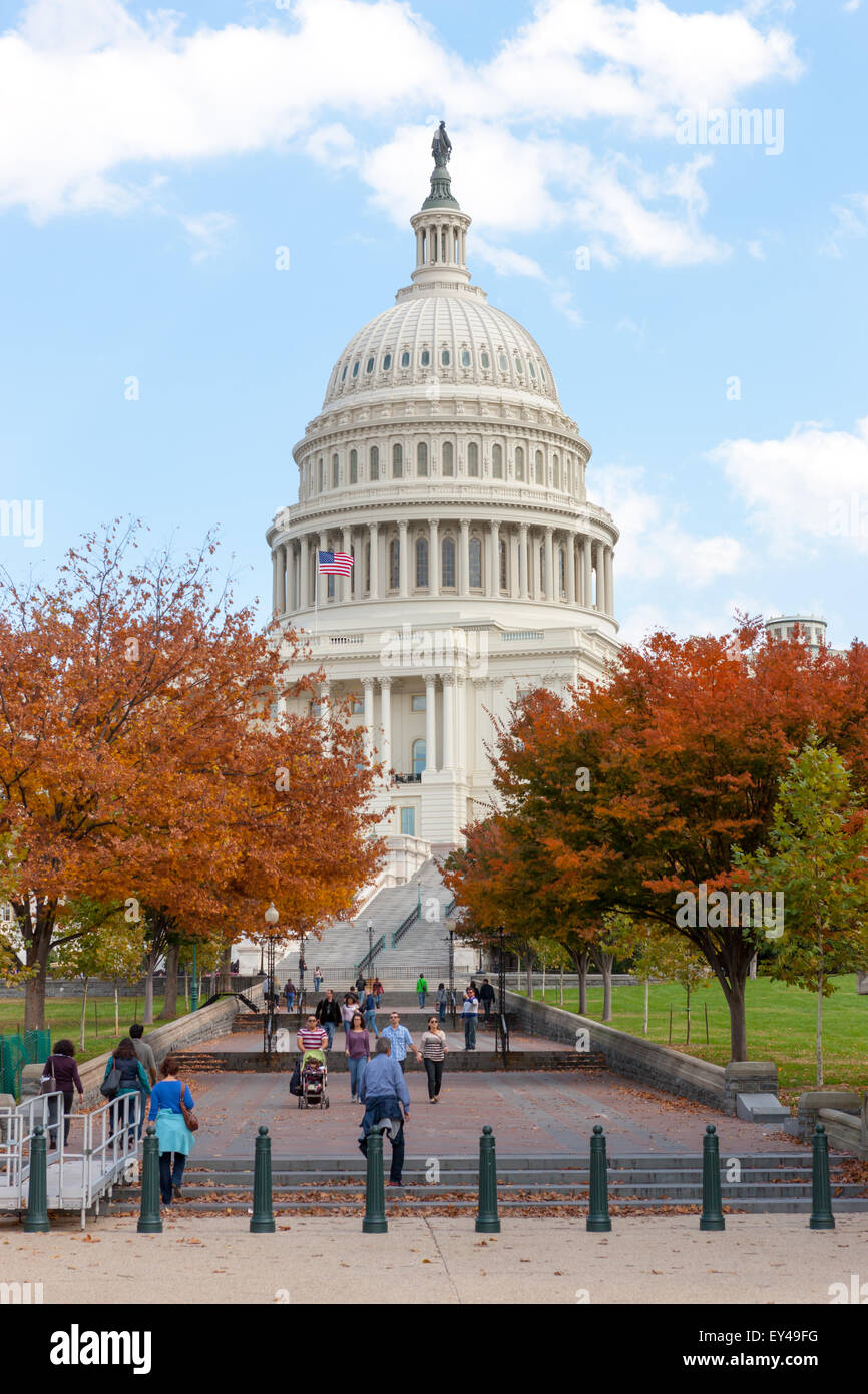 Touristen und Besucher besuchen das US Capitol im Herbst in Washington, DC. Stockfoto