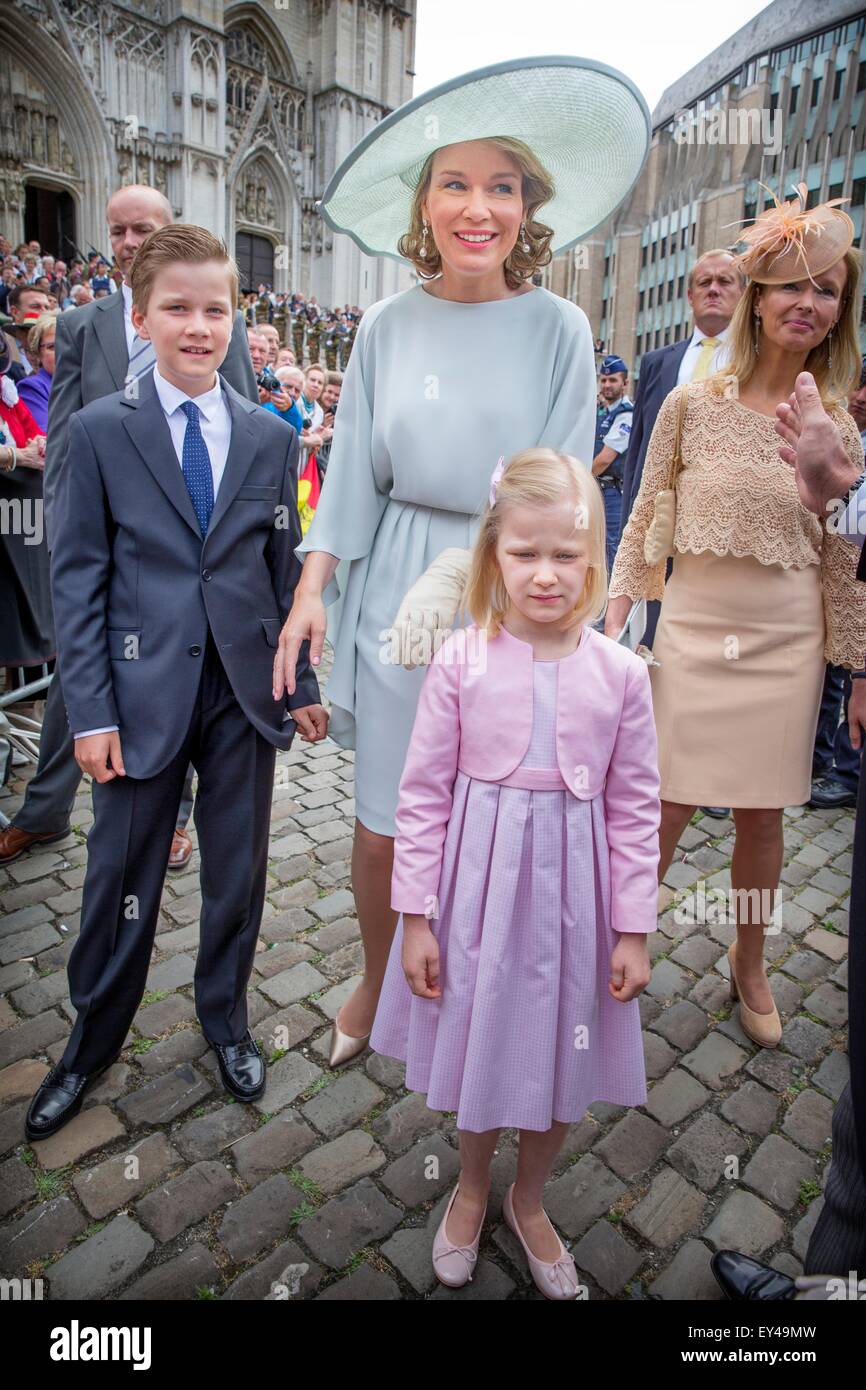 Brüssel, Belgien. 21. Juli 2015. Prinz Gabriel (L-R), Königin Mathilde von Belgien und Prinzessin Eleonor Grüße Gratulanten nach dem Te Deum Messe in der Kathedrale St. Michael und St. Gudula in Brüssel, 21. Juli 2015. Die Messe fand zum Gedenken an die verstorbenen Mitglieder der königlichen Familie. Belgien sieht seinen Nationalfeiertag am 21. Juli jährlich. Bildnachweis: Dpa picture Alliance/Alamy Live News Stockfoto