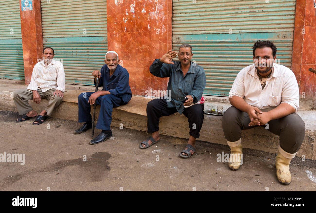 Mann sitzt auf der Straße in der Nähe der Suq, Rosetta, Ägypten Stockfoto