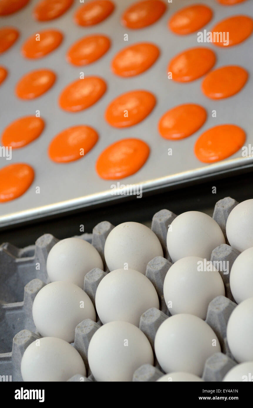 Orange Macarons und Eiern Stockfoto