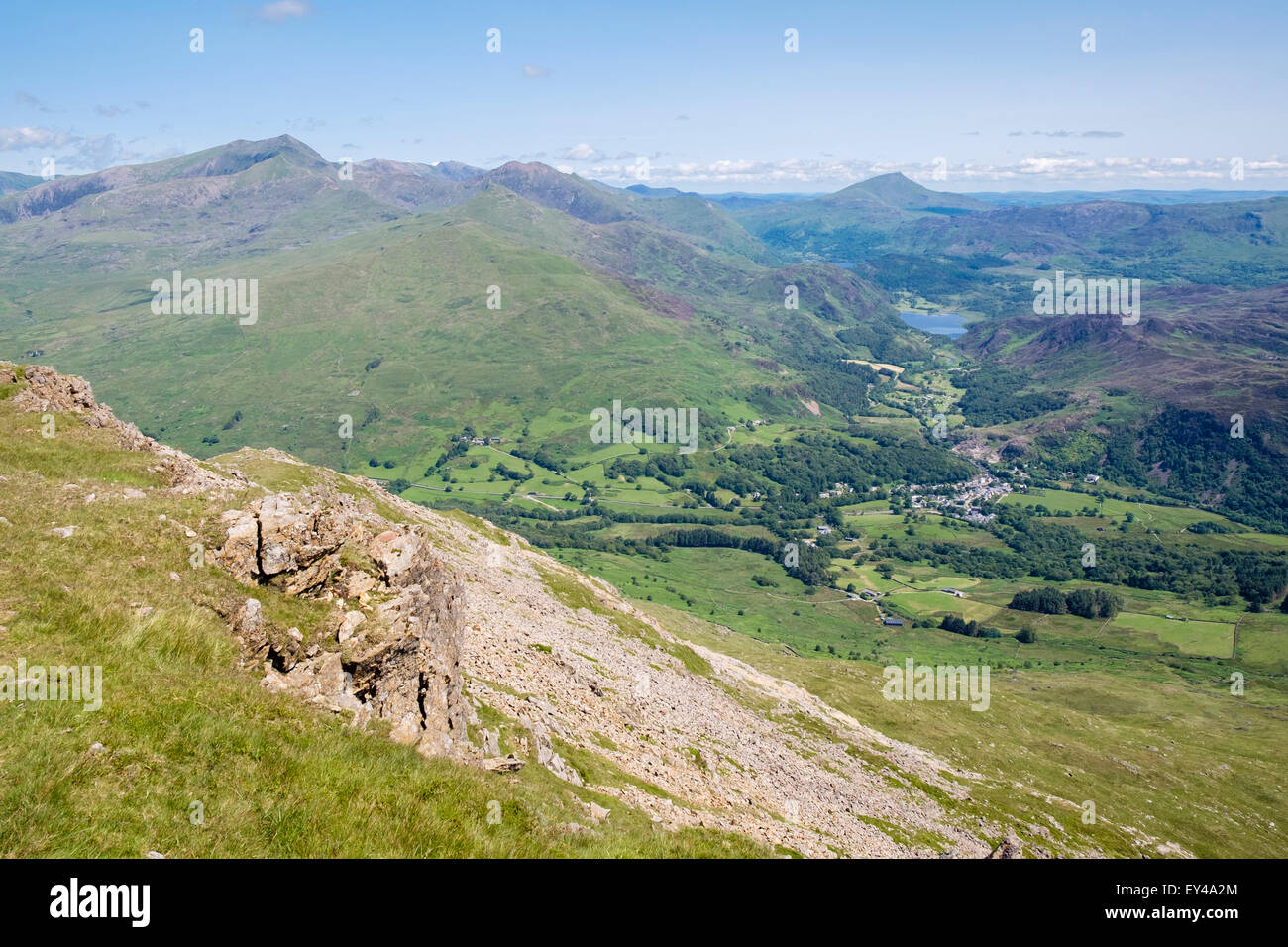 Blick auf Beddgelert & Nant Gwynant Tal mit Mt Snowdon links aus Moel Hebog Berghang in Berge von Snowdonia Wales UK Stockfoto