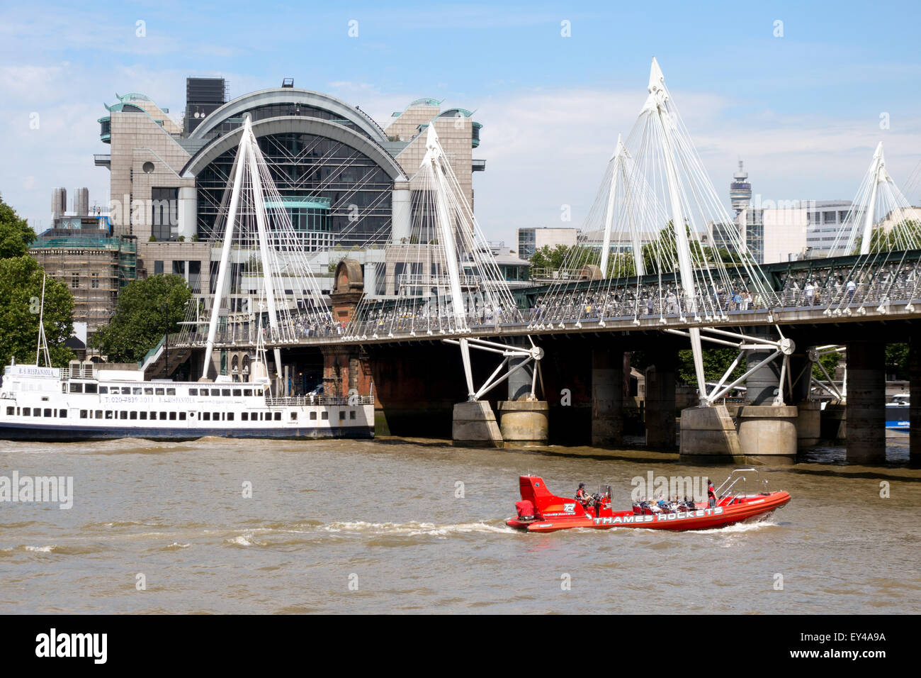 Charing Cross Station und Brücke über die Themse, London England UK aus gesehen Stockfoto