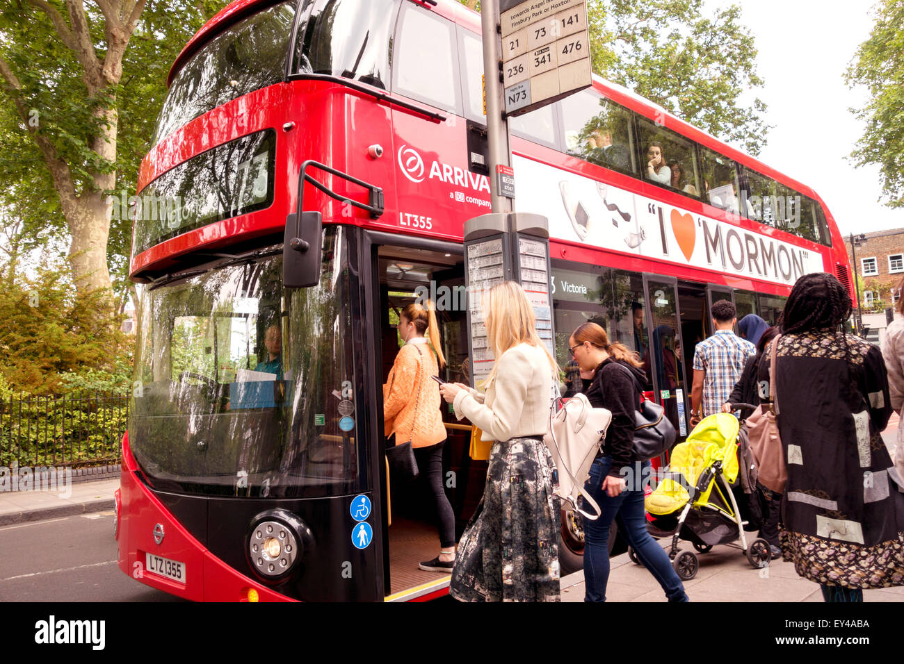 Die Menschen in einer Warteschlange auf einem London Bus zu erhalten, die Fluggäste bus Islington London England Großbritannien Stockfoto