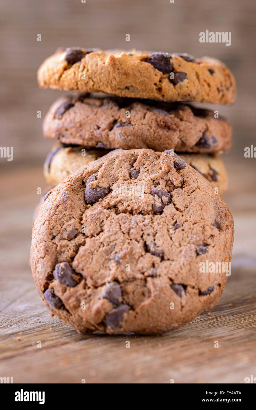 amerikanische Cookies auf Holz gestapelt Stockfoto
