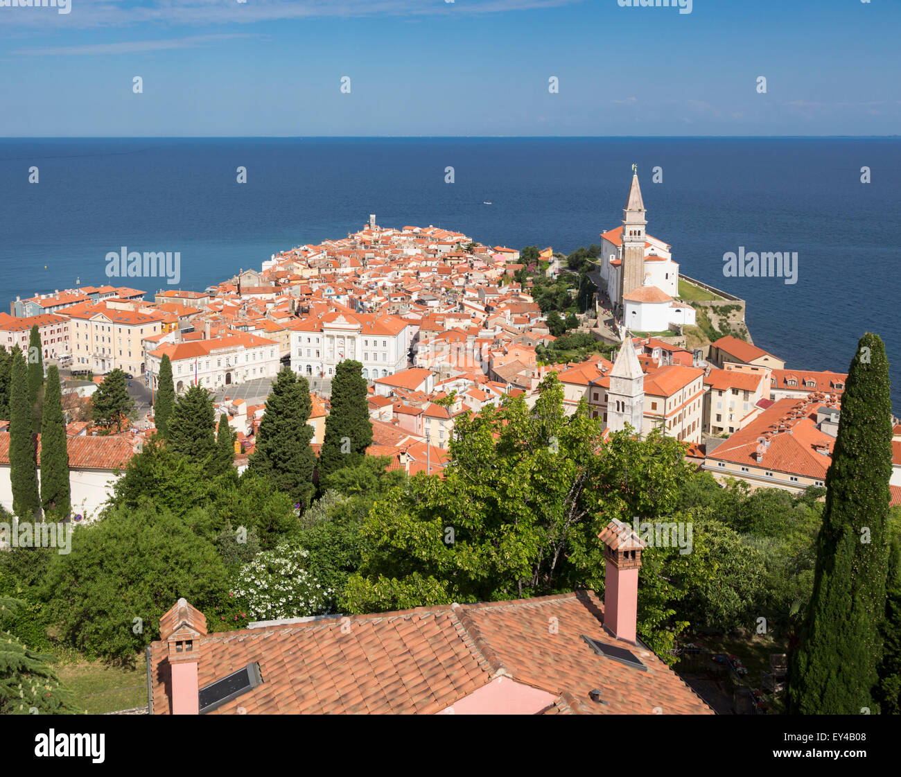 Piran, Slowenien Primorska. Gesamtansicht der Stadt und der St.-Georgs Kathedrale von der Stadtmauer. Stockfoto