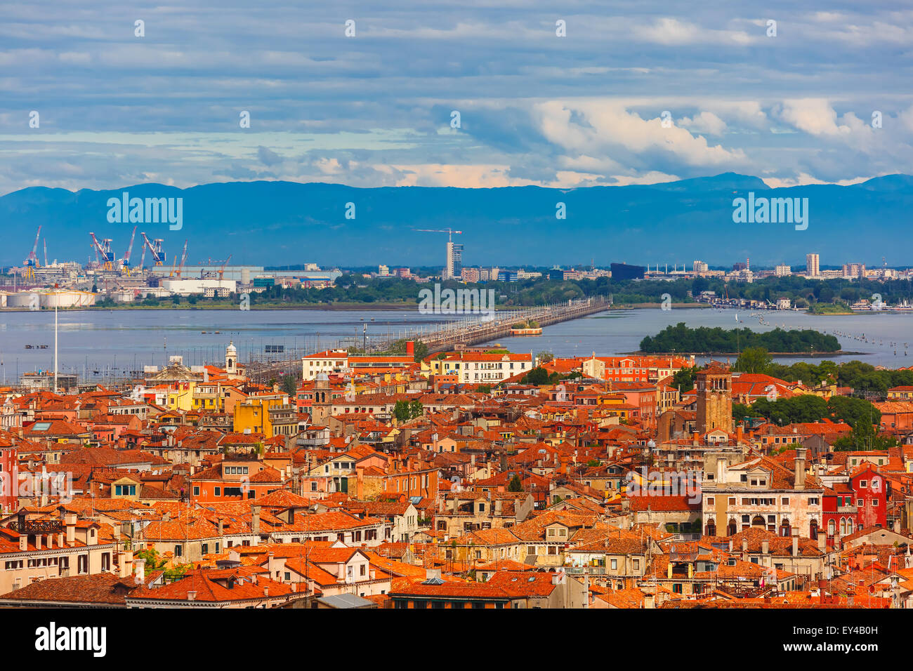 Brücke zwischen der Insel und Venedig Mestre, Italien Stockfoto