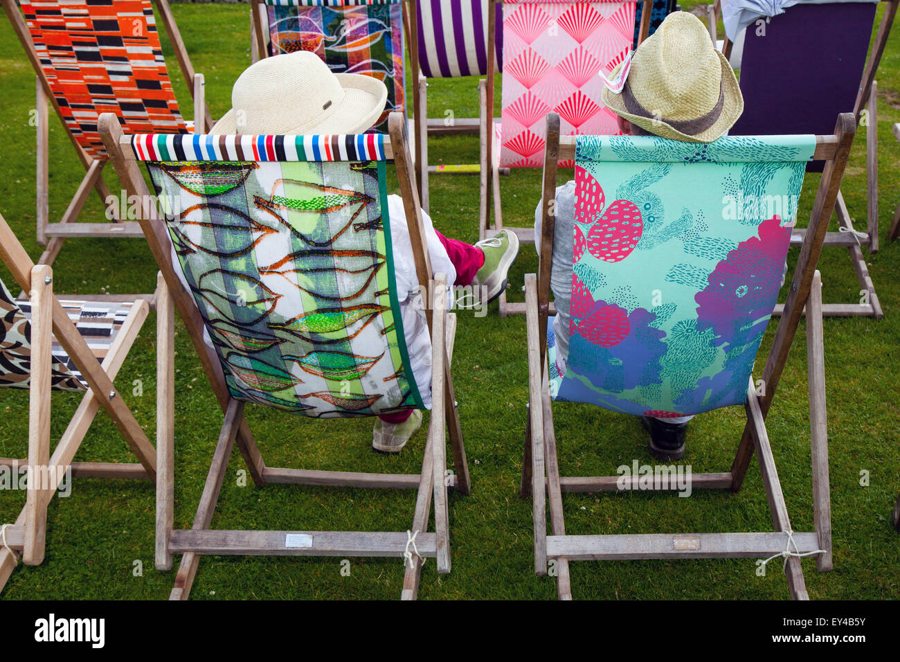 Blumengarten Sitz im Tatton Park, Cheshire, Großbritannien 21. Juli 2015. Manchester School of Art, mit ihrer Ausstellung, gemusterten, Hartholz Frame Folding Classic Deck Chair Artschool; Summer Lawn gestreiften Liegestühlen, auf der RHS Flower Show. Jeder Liegestuhl wurde von Künstlern und Designern der Manchester School of Art individuell neu gestaltet und nachgebildet Stockfoto