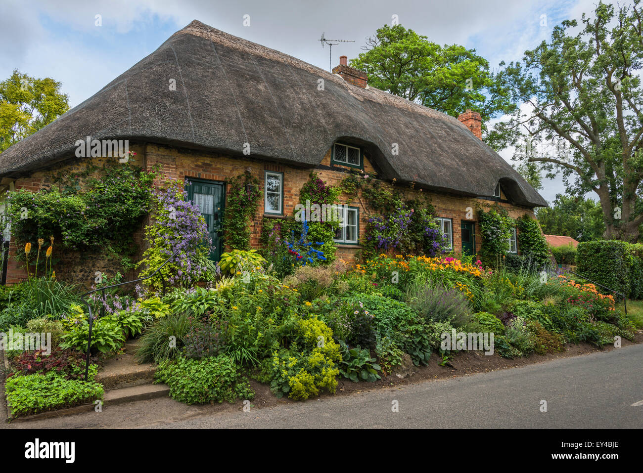 Traditionelle Thatched Cottage in ländlichen englischen Landschaft Stockfoto